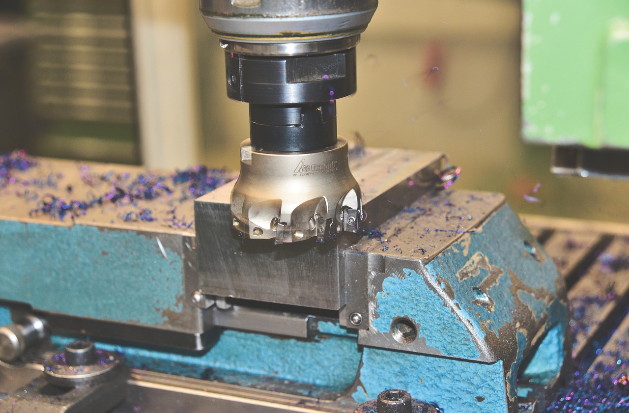 bolt cutter cutting rebar